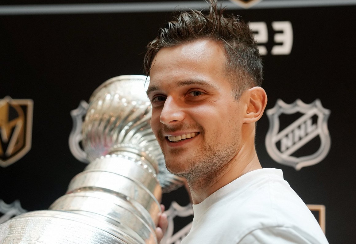 Teodors Bļugers atrāda Rīgā NHL Stenlija kausu