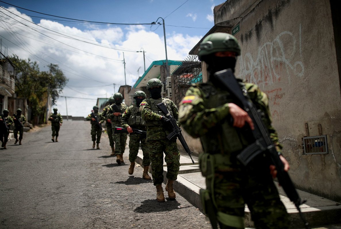 Kareivji patrulē pilsētas ielās pirms gaidāmajām Ekvadoras prezidenta vēlēšanām.