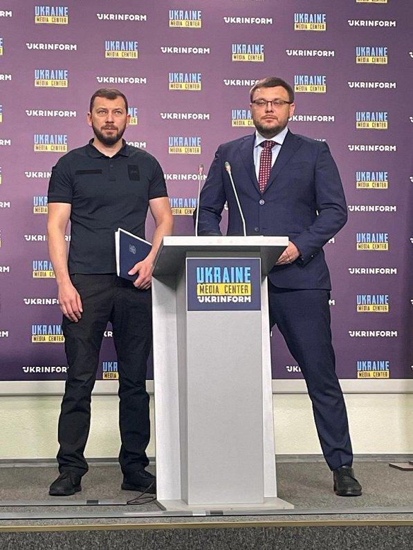 Ukrainas korupcijas apkarotāji Semens Krivonoss (no labās) un Oleksandrs Klimenko