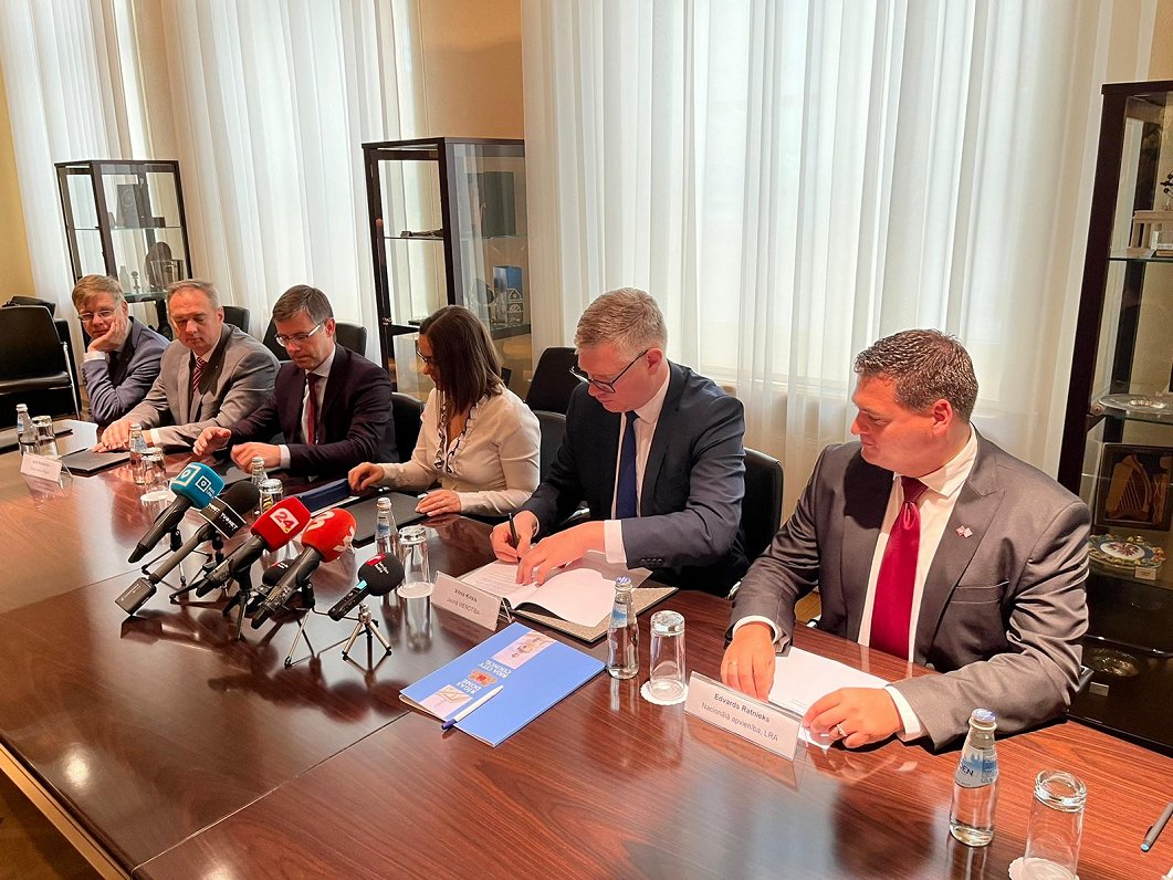 Представители новой коалиции Рижской думы подписывают меморандум о сотрудничестве