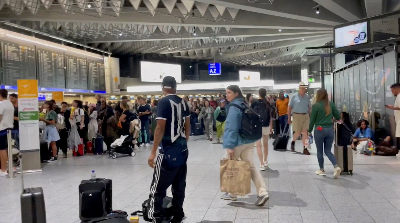 Frankfurtes lidostā nācies atcelt desmitiem reisu, jo lietus pārpludināja skrejceļu
