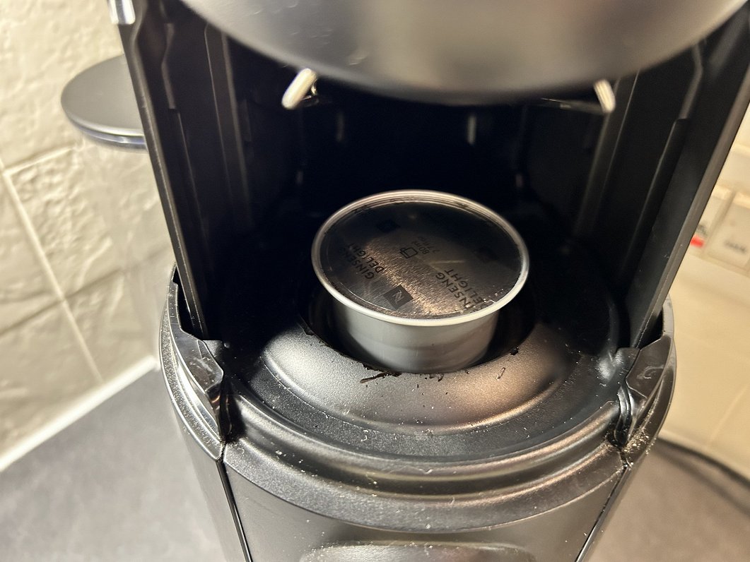 Nespresso automāts un kapsula ar svītrkodu
