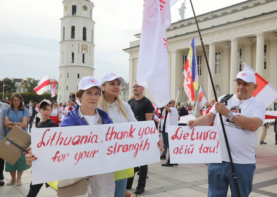 Lietuvā dzīvojošo baltkrievu gājiens Viļņā, protestējot pret Lukašenko režīmu. Plakāti izsaka pateic...
