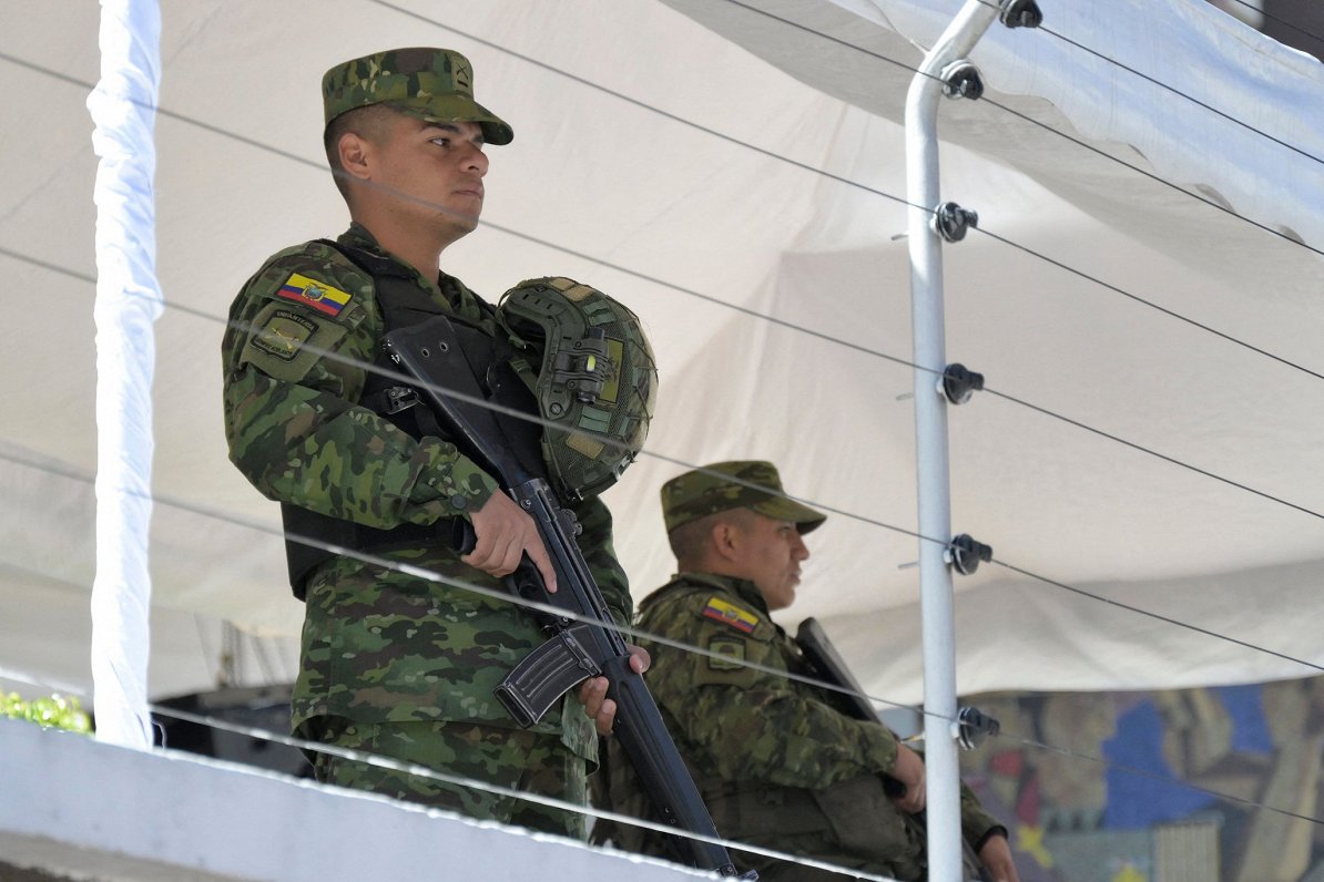Karavīri apsargā Ekvadoras Nacionālo vēlēšanu padomi pirms svētdien, 20. augustā, gaidāmajām vēlēšan...