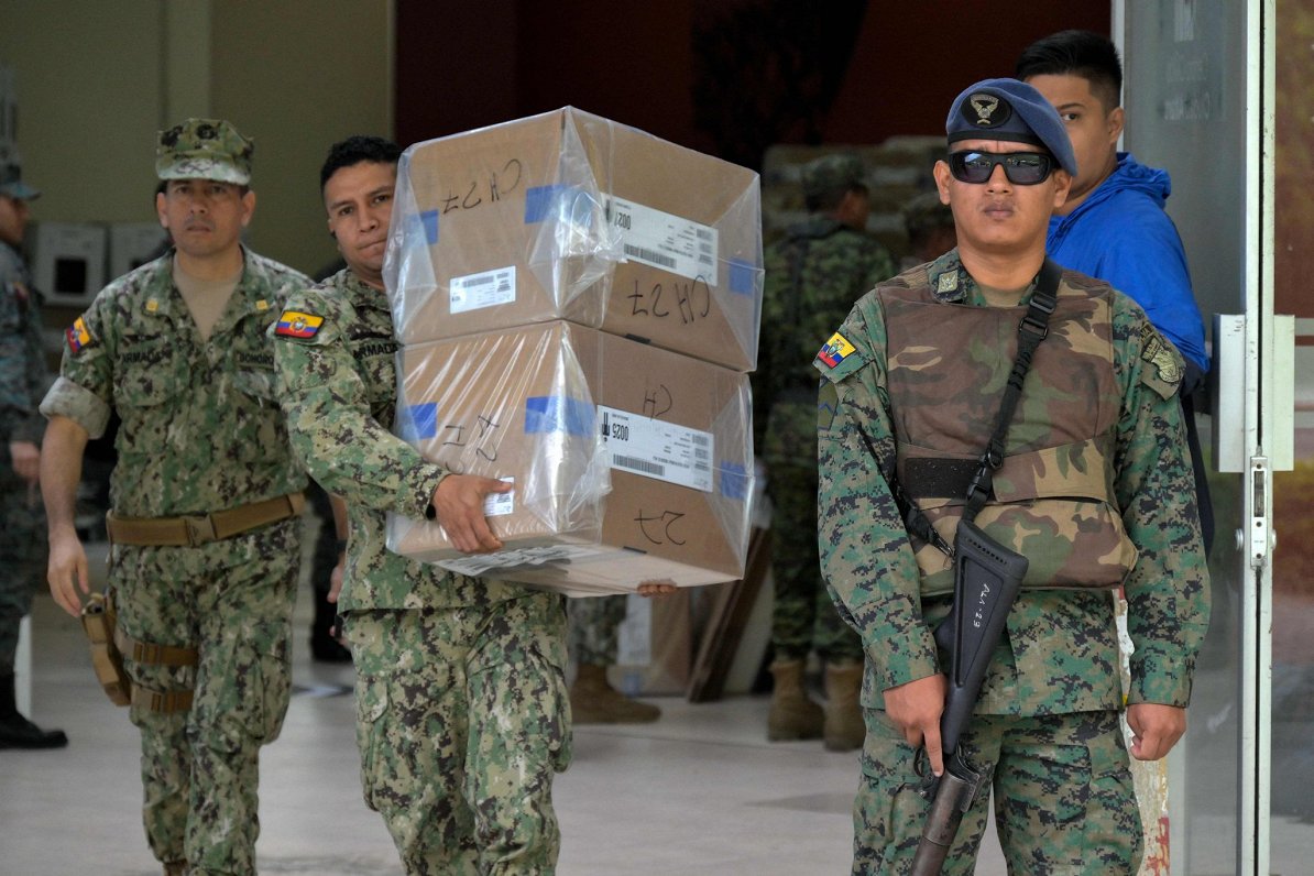 Vēlēšanu materiālu transportēsana karavīru pavadībā Ekvadorā 20.08.23.