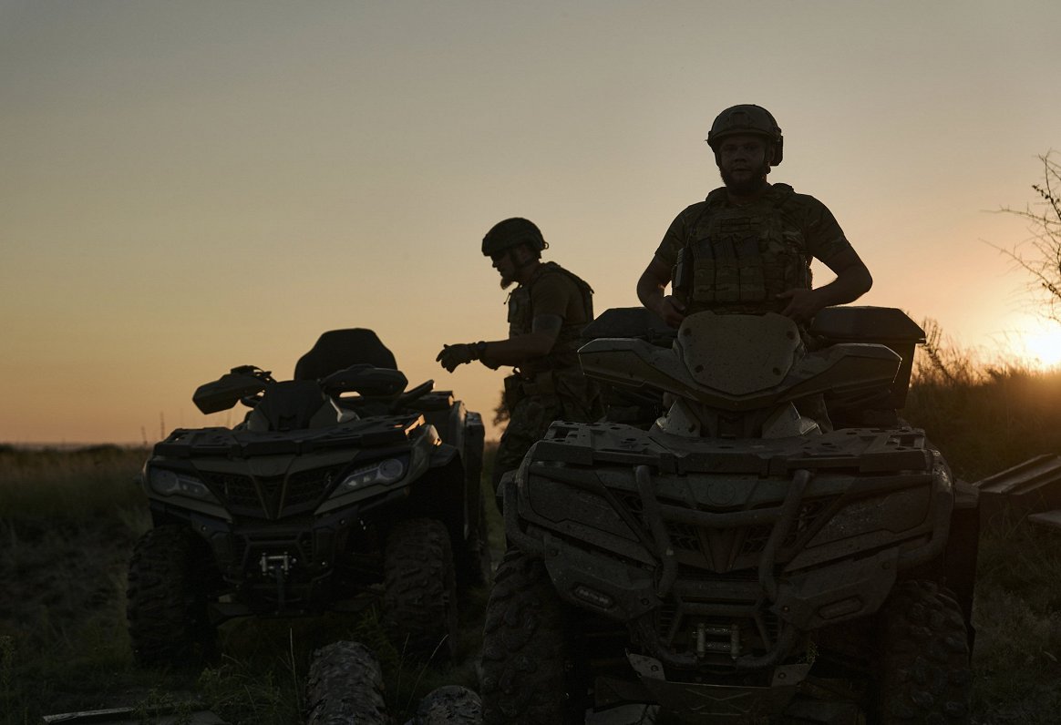 Ukraiņu karavīri frontes līnijā Bahmutā