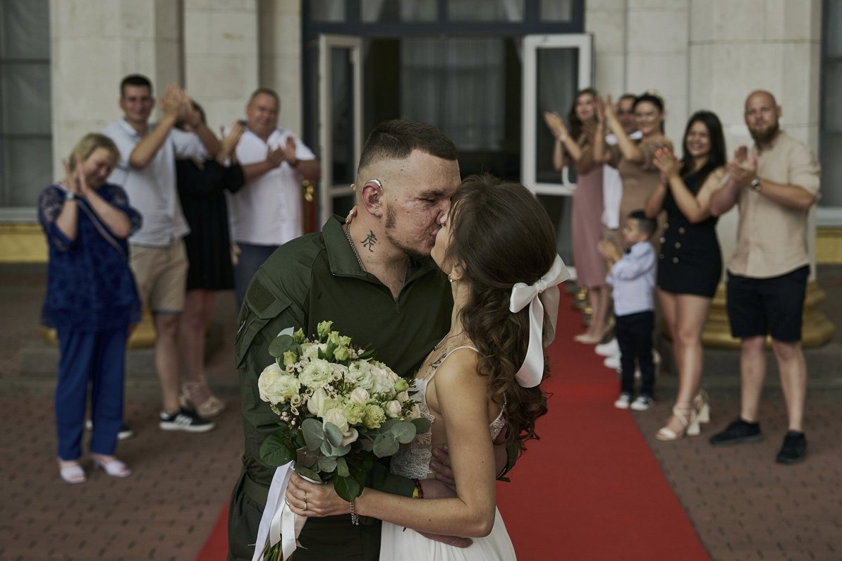 Слепой ветеран-танкист и его невеста. Украина, Киев, 21.08.2023.