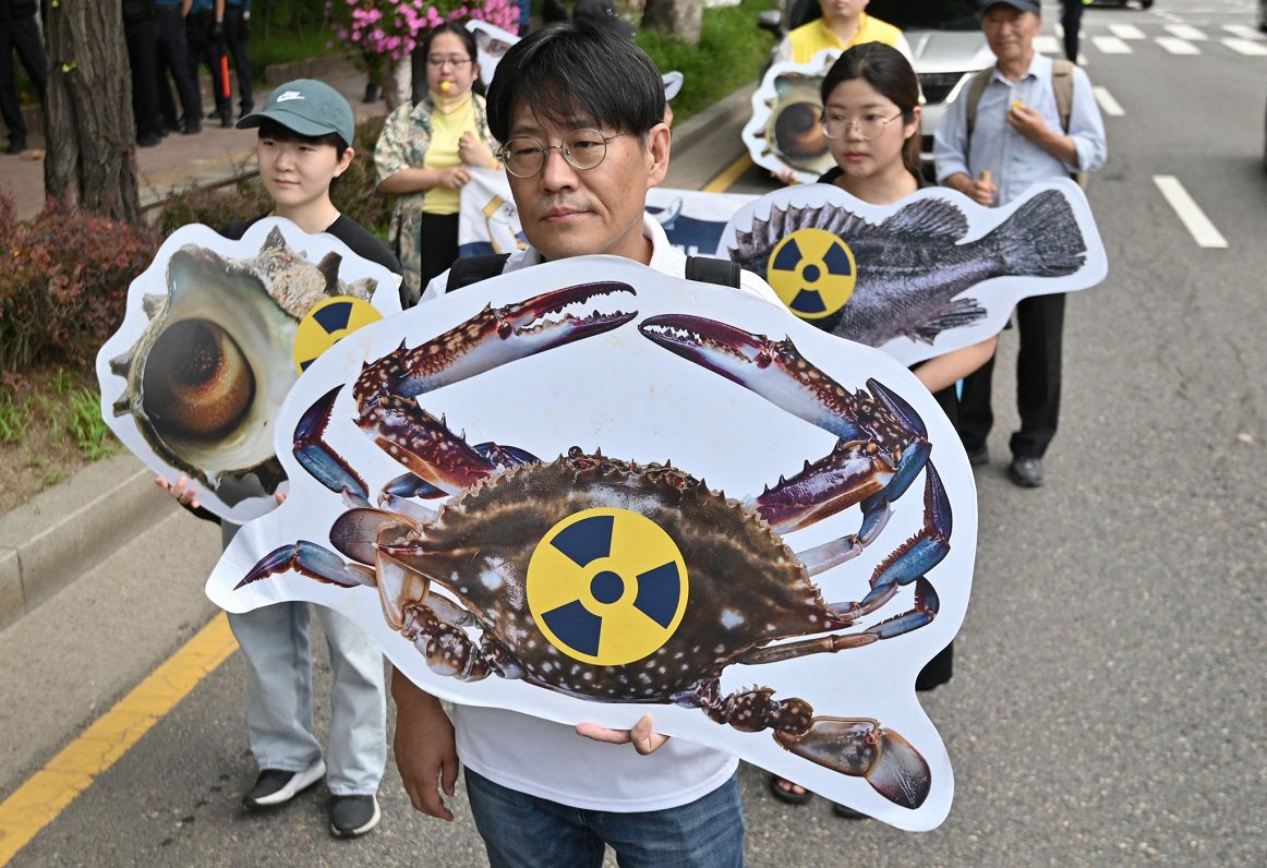 Dienvidkorejā protestē pret Japānas lēmumu Klusajā okeānā iepludināt attīrīto AES ūdeni