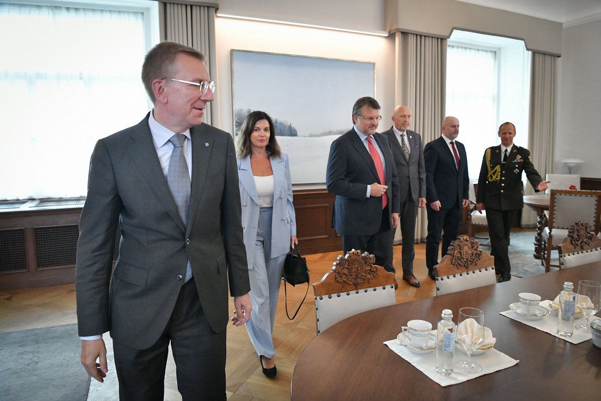 Partijas &quot;Latvija pirmajā vietā&quot; ierodas uz tikšanos ar prezidentu