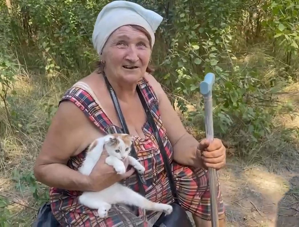 Evakuētā Robotines ciema Ukrainā iedzīvotāja