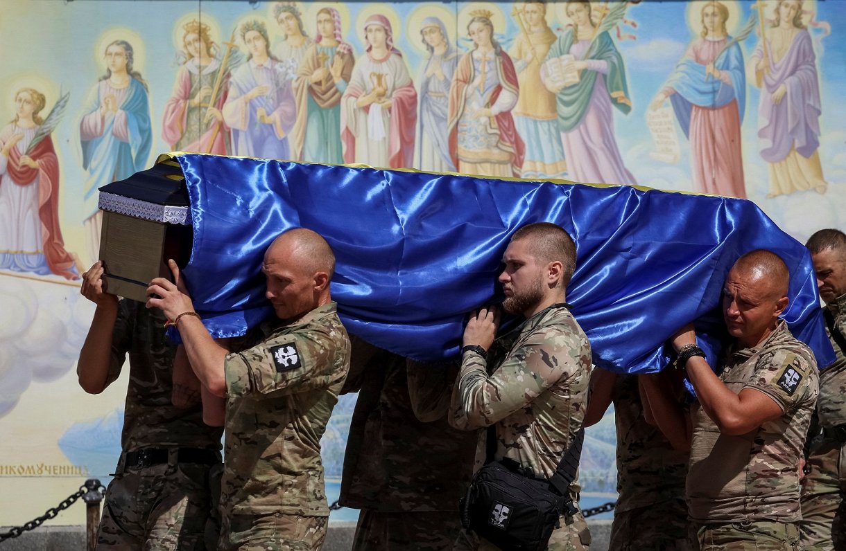 Ukrainas armijas karavīra bēru ceremonija Kijivā