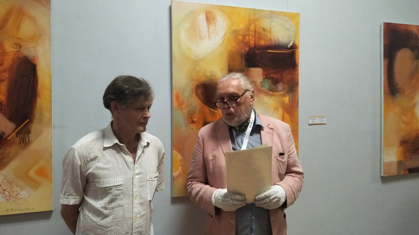 Николай Кривошеин (слева) на открытиии выставки