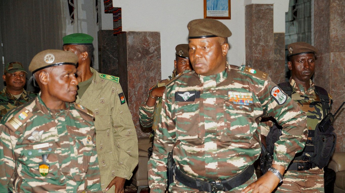 Attēla centrā Nigēras militārā apvērsuma līderis, ģenerālis Abdurahmans Čiani