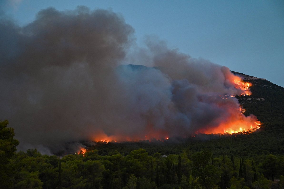 Savvaļas ugunsgrēks Parnitas kalnā, Grieķijā