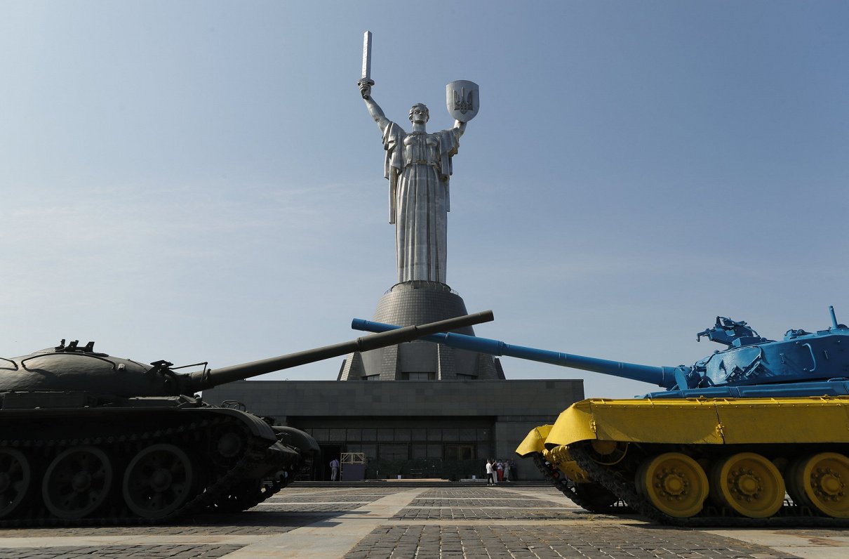 Монумент «Мать-Украина» — теперь с трезубцем на щите вместо герба СССР. Украина, Киев, 25.08.2023.