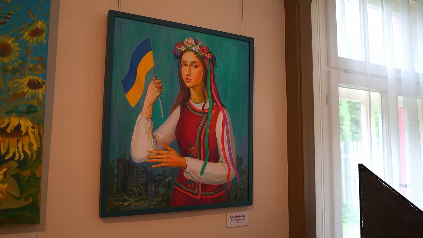Latvijas mākslinieki Jelgavā vienojas izstādē ukraiņu tautai «Sirdspuksti Ukrainai»