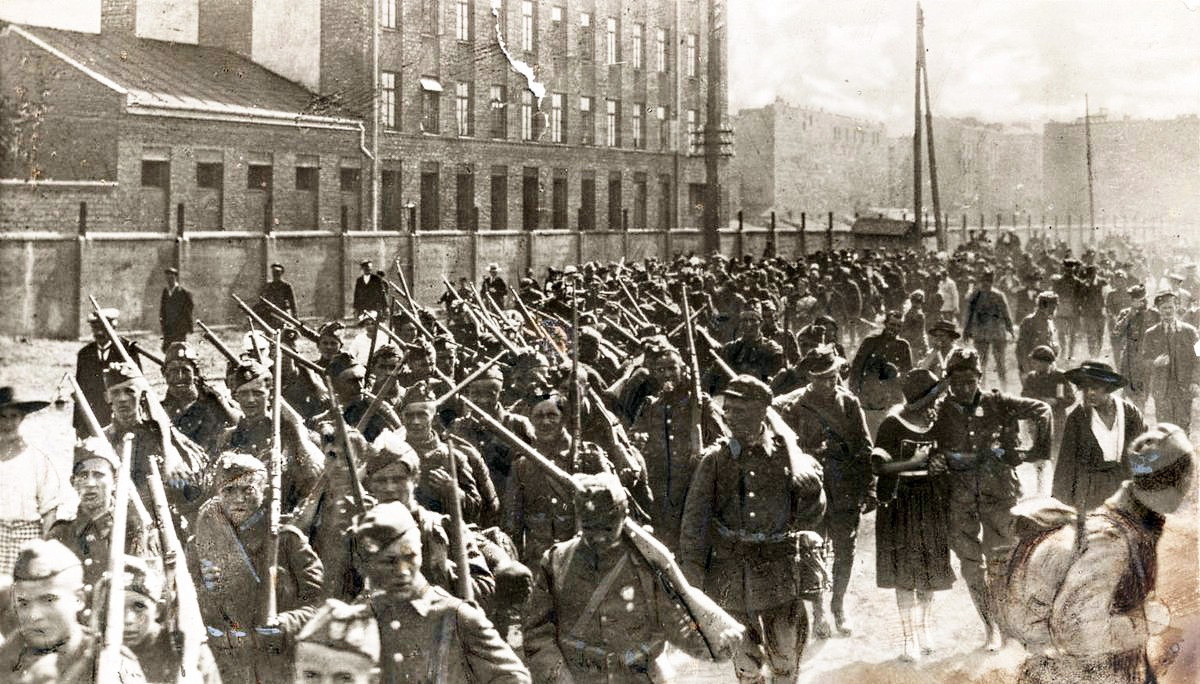 ● Piechota polska w marszu na front przed bitwą warszawską.● Польская пехота на марше на фронт перед...
