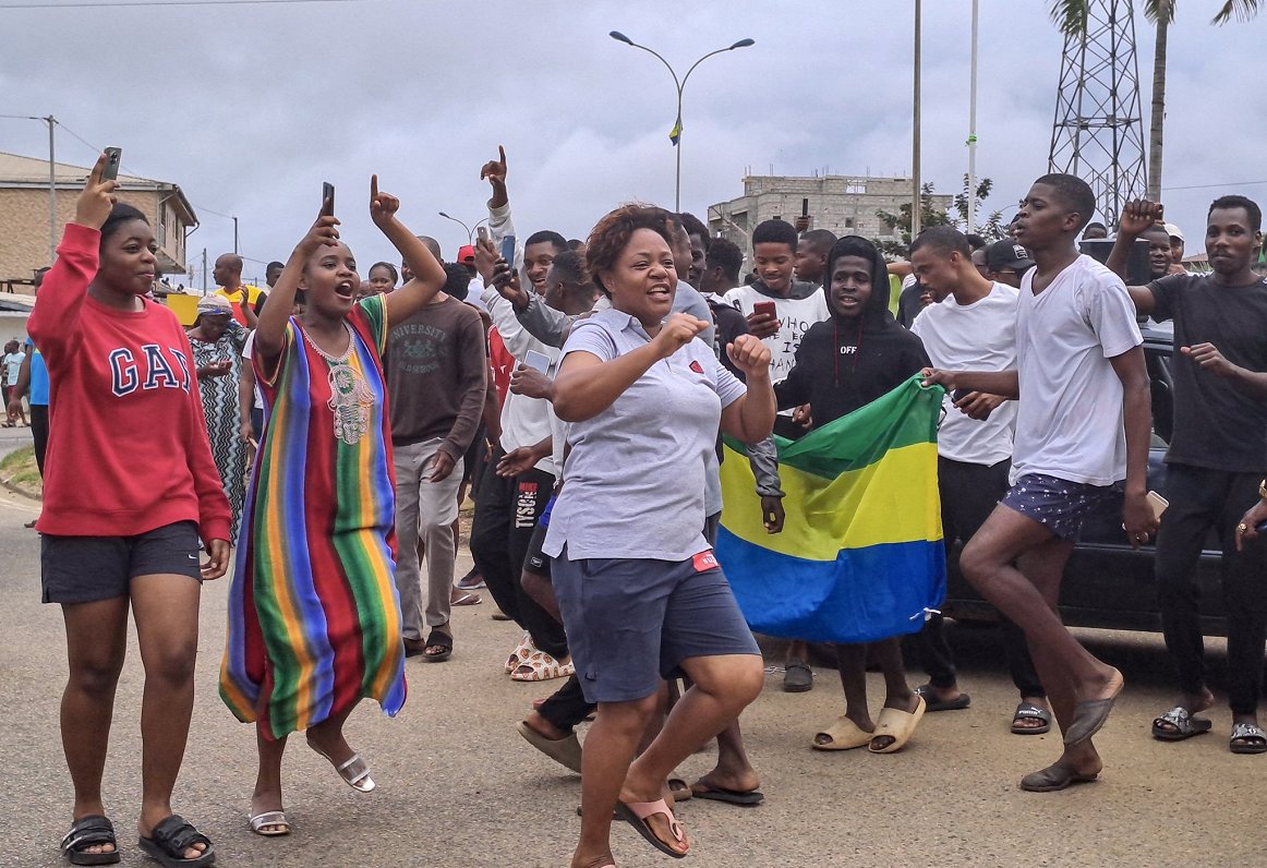 Gabonā gāzta valdība, iedzīvotāji Akandas pilsētas ielās svin apvērsumu