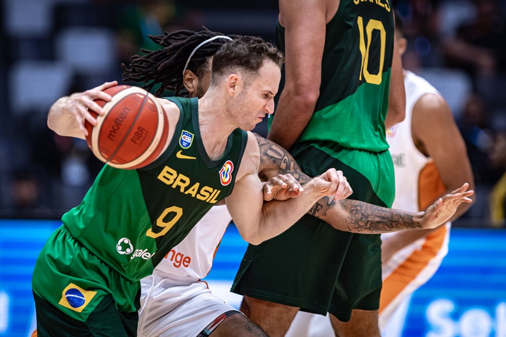 Brazīlijas basketbolists Marselinjo Uertass spēlē pret Kotdivuāru