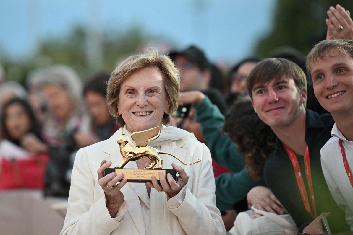 Balva par mūža ieguldījumi kino pasniegta itāļu režisorei Lilianai Kavani.