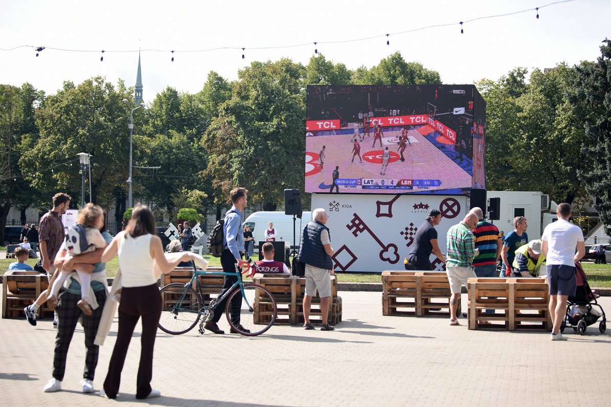 Līdzjutēji Esplanādē vēro Latvijas basketbola izlases spēli Pasaules kausa izcīņā