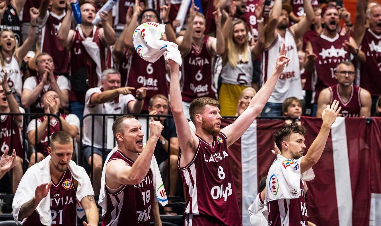 Latvijas izlases basketbolisti un fani Pasaules kausa finālturnīrā