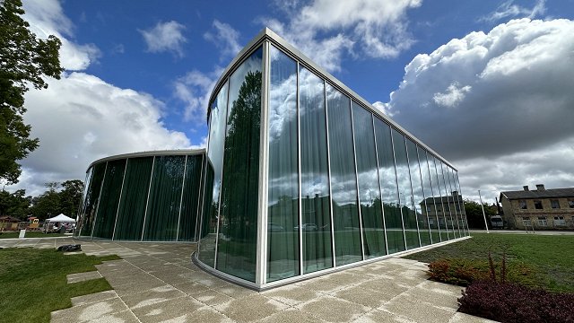 Tas ir veltījums dižkokiem – Ventspils Gāliņciemā atklāj jaunu bibliotēkas ēku