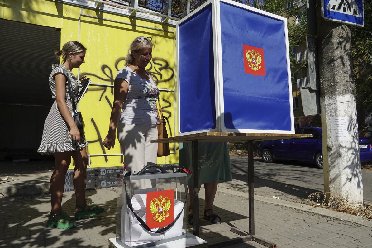 Kremļa izveidotais &quot;vēlēšanu iecirknis&quot; okupētajā Mariupoles pilsētā, Ukrainā