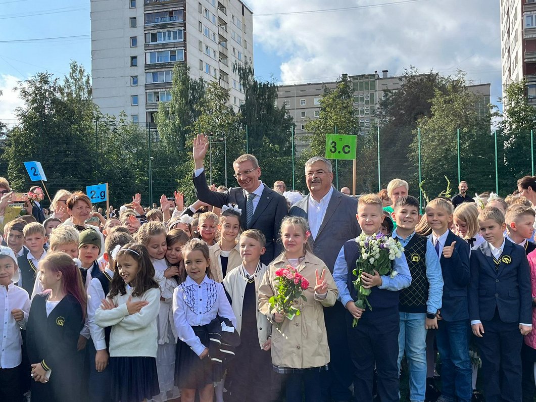 Valsts prezidents Edgars Rinkēvičs apmeklē skolēnus Zinību dienā.