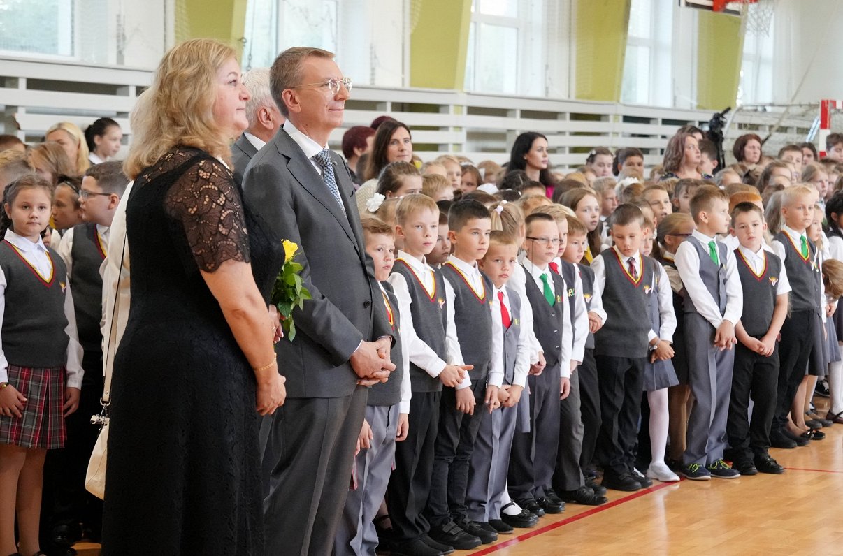 Valsts prezidents Edgars Rinkēvičs piedalās Zinību dienas svētkos Rīgas Lietuviešu vidusskolā.