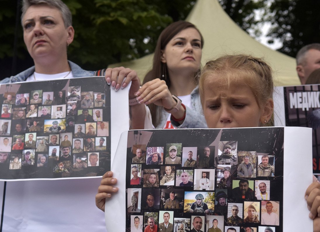 Ukrainas iedzīvotāji ar pazudušo vai Krievijas gūstā nonākušo karavīru fotogrāfijām