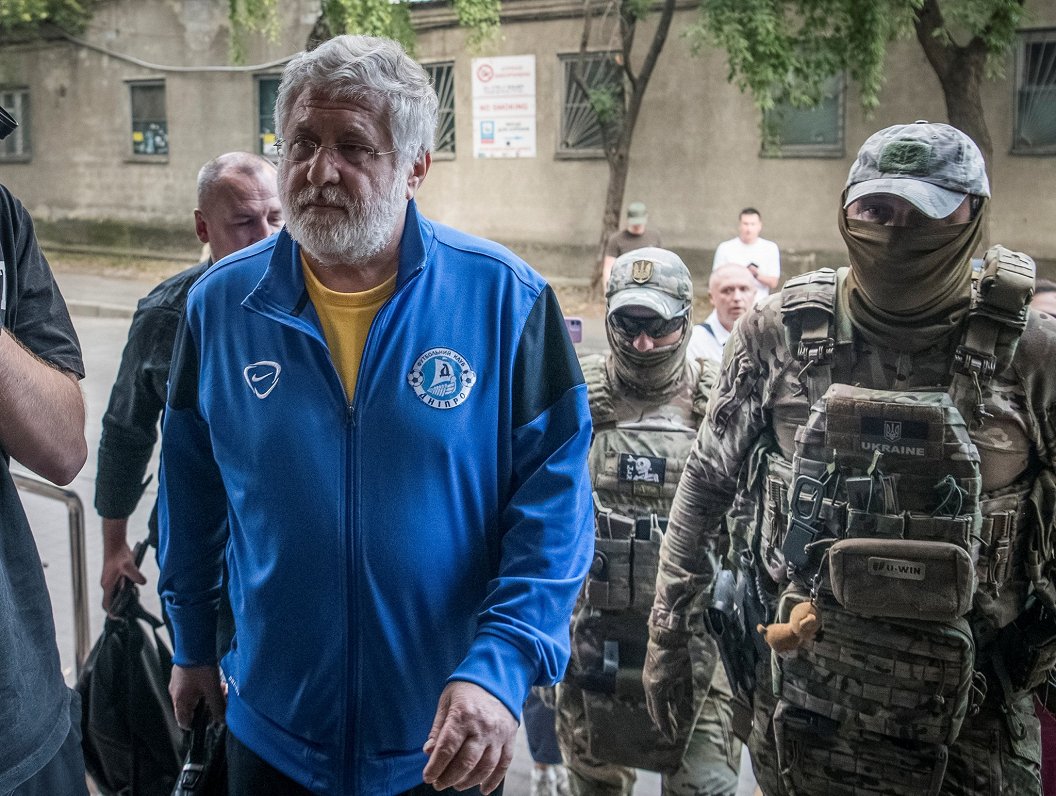 Ukrainas oligarhs Ihors Kolomoiskis tiek nogādāts tiesā