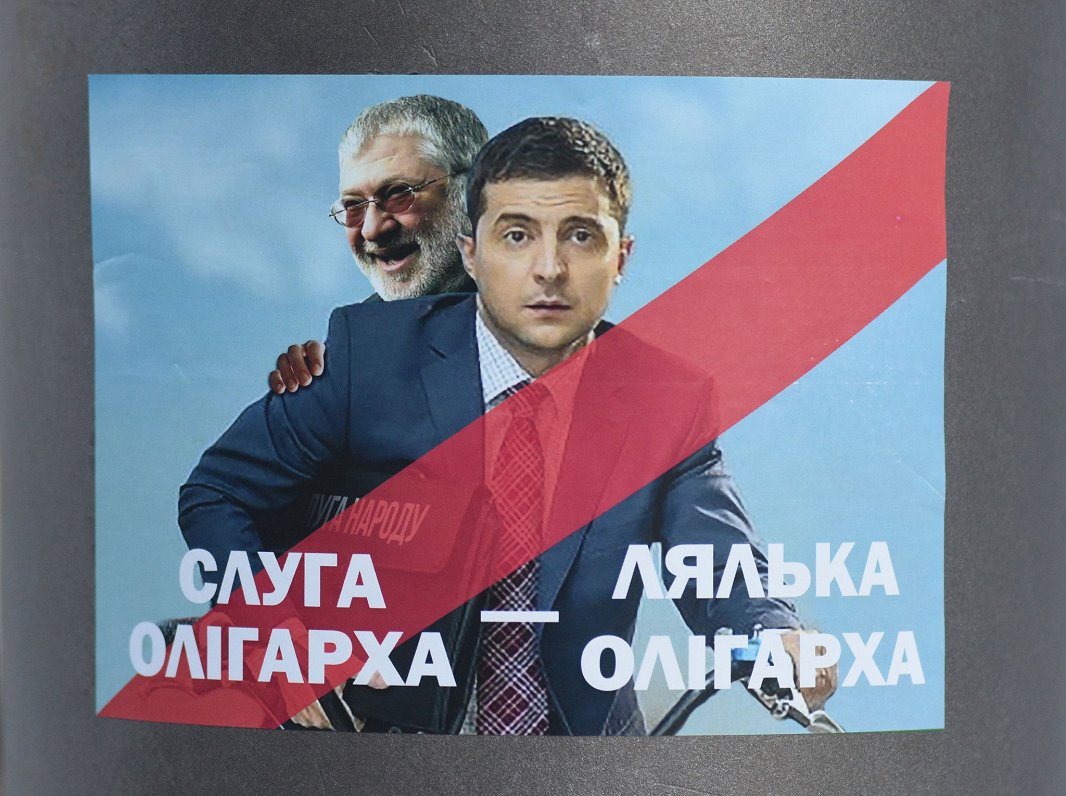 2019. gadā pirms Ukrainas prezidenta vēlēšanām Zelenska pretinieki viņu plakātā atveidoja kā Kolomoi...