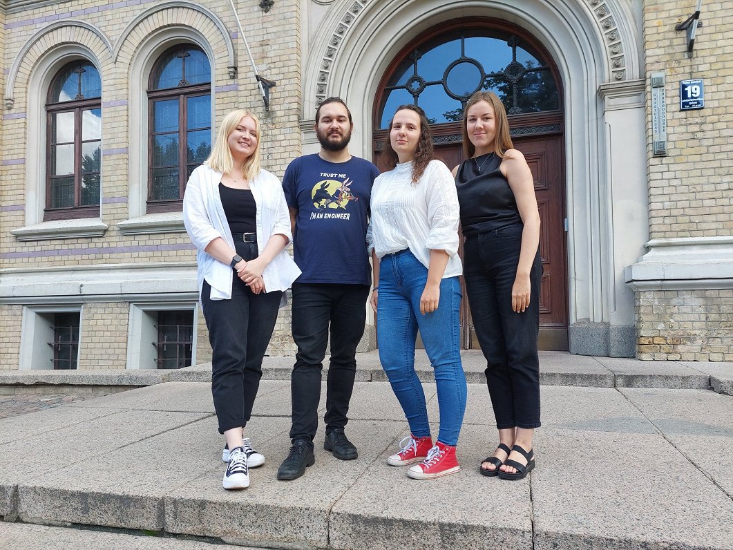 Latvijas Universitātes Studentu padomes pārstāvji Laura Šīraka (no kreisās), Deniss Celuiko, Eva Bor...