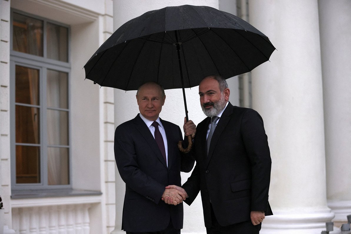 Armēnijas premjers Nikols Pašinjans tikšanās laikā ar Krievijas līderi Vladimiru Putinu, 2022. gadā...