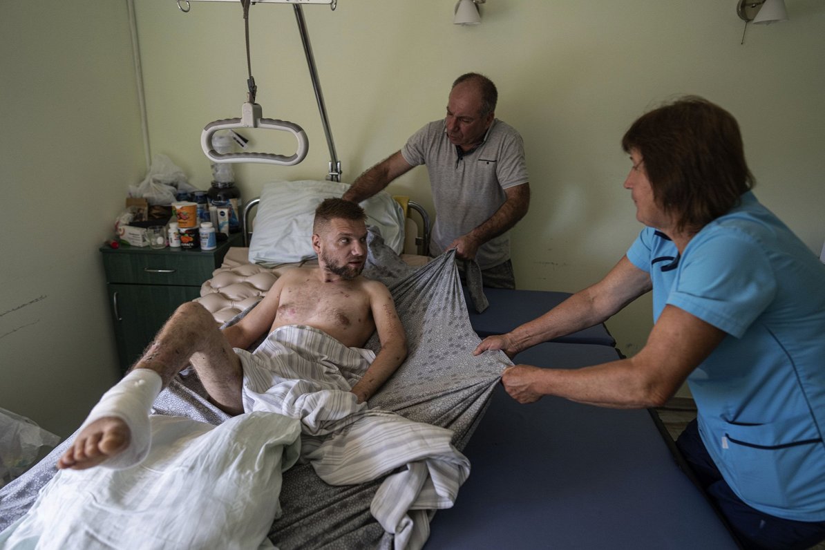 Ukraiņu mediķi palīdz karā cietušajam ukraiņu karavīram Vitālijam Biļakam