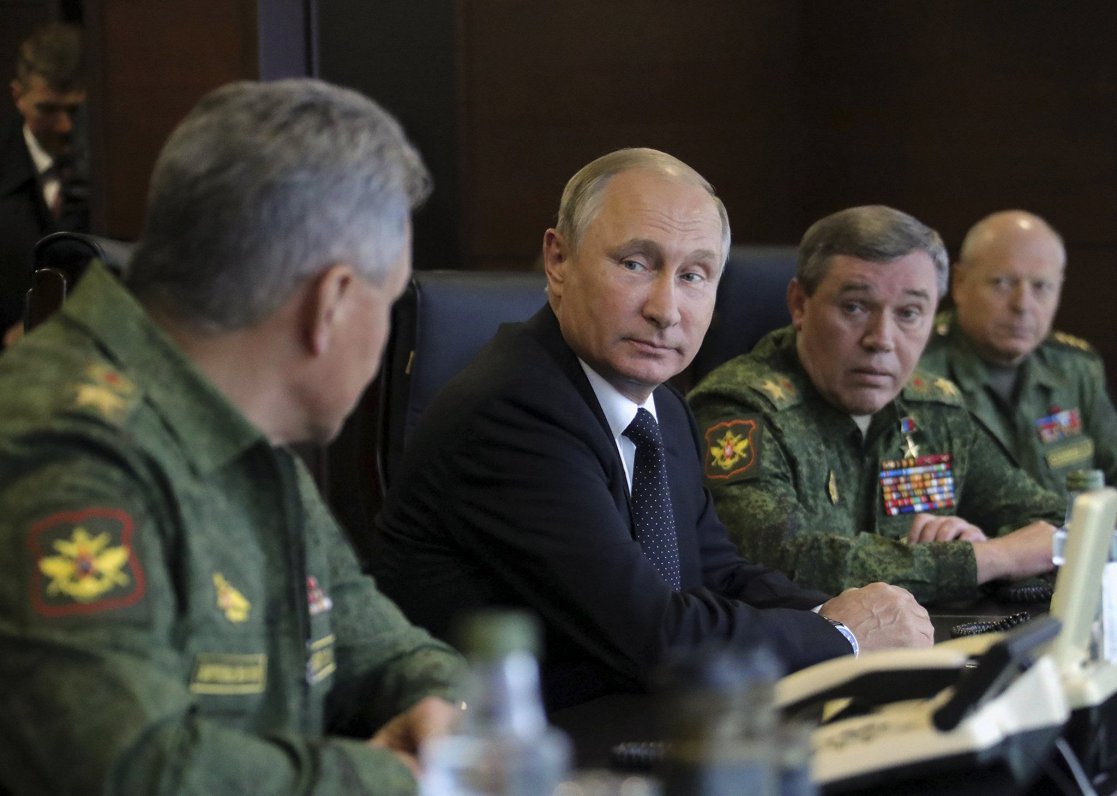 Krievijas vadonis Vladimirs Putins ar armijas vadību mācībās &quot;Zapad-2017&quot;