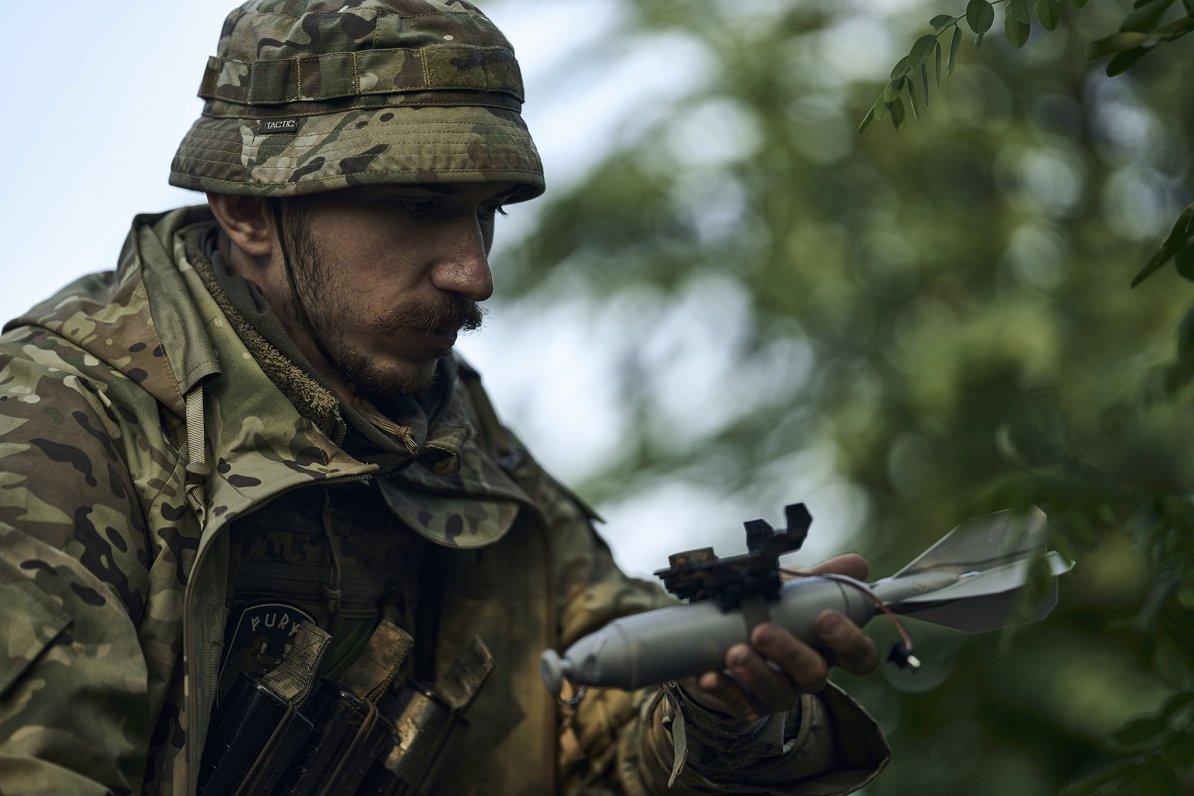Ukrainas armijas karavīrs sagatavo sprāgstvielu dronam