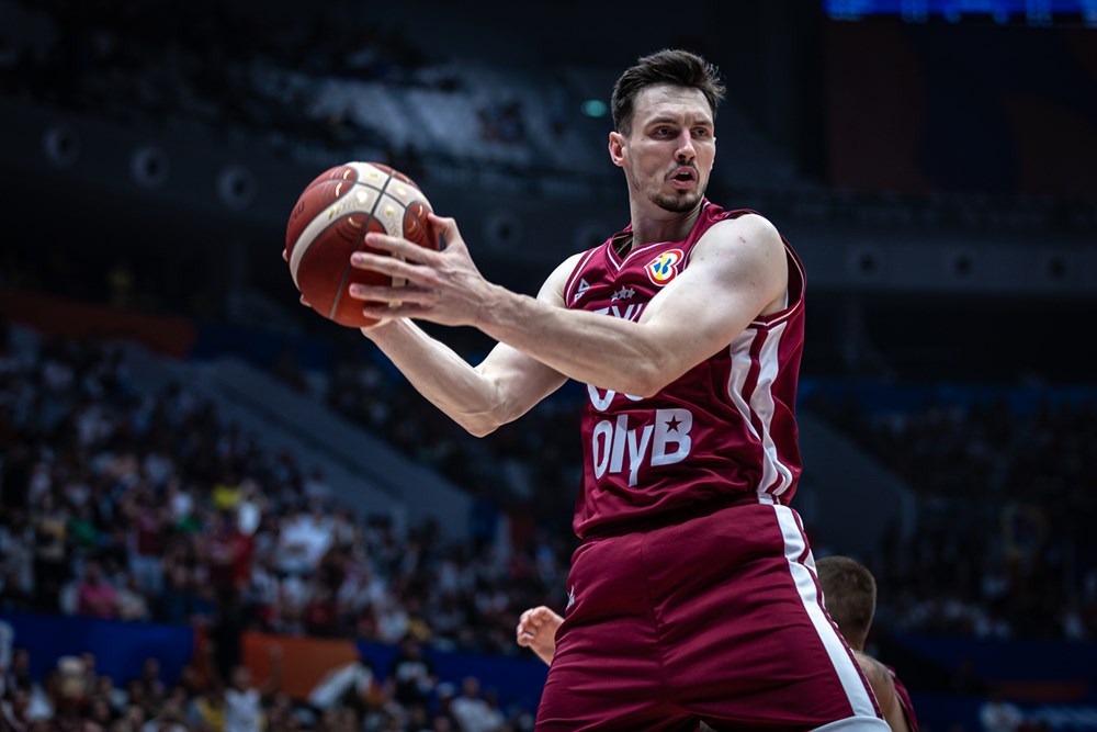 Latvijas basketbolists Rodions Kurucs Pasaules kausa spēlē