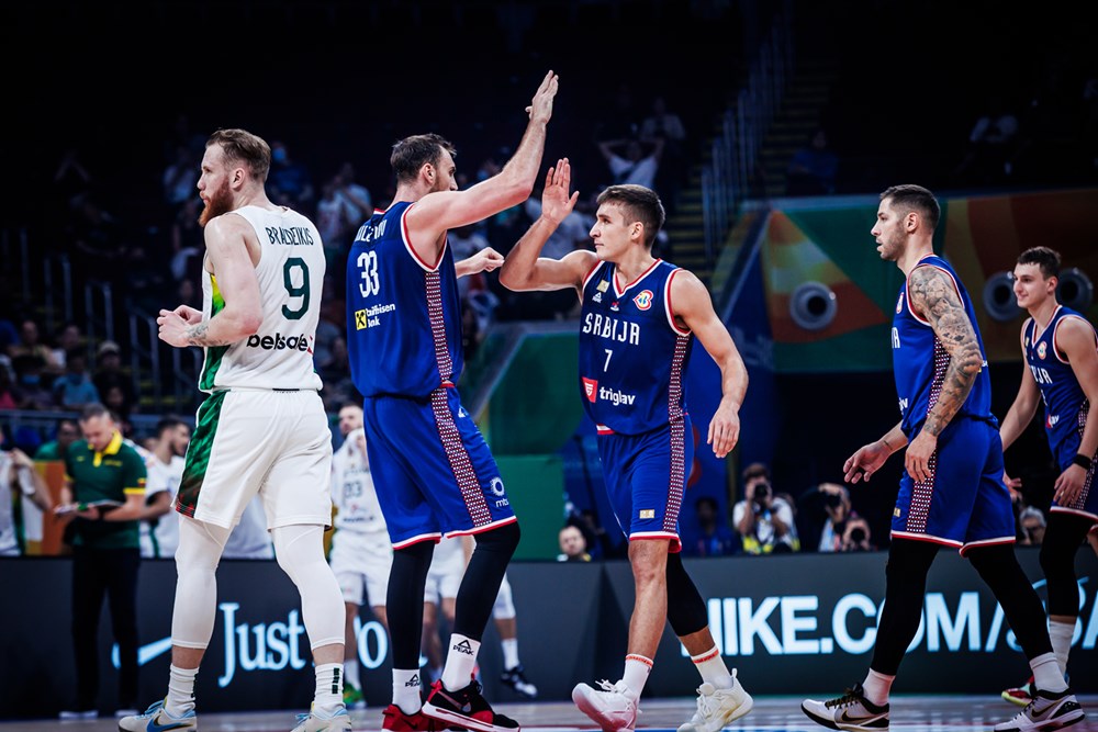 Serbijas basketbolisti priecājas spēlē pret Lietuvu Pasaules kausa ceturtdaļfinālā
