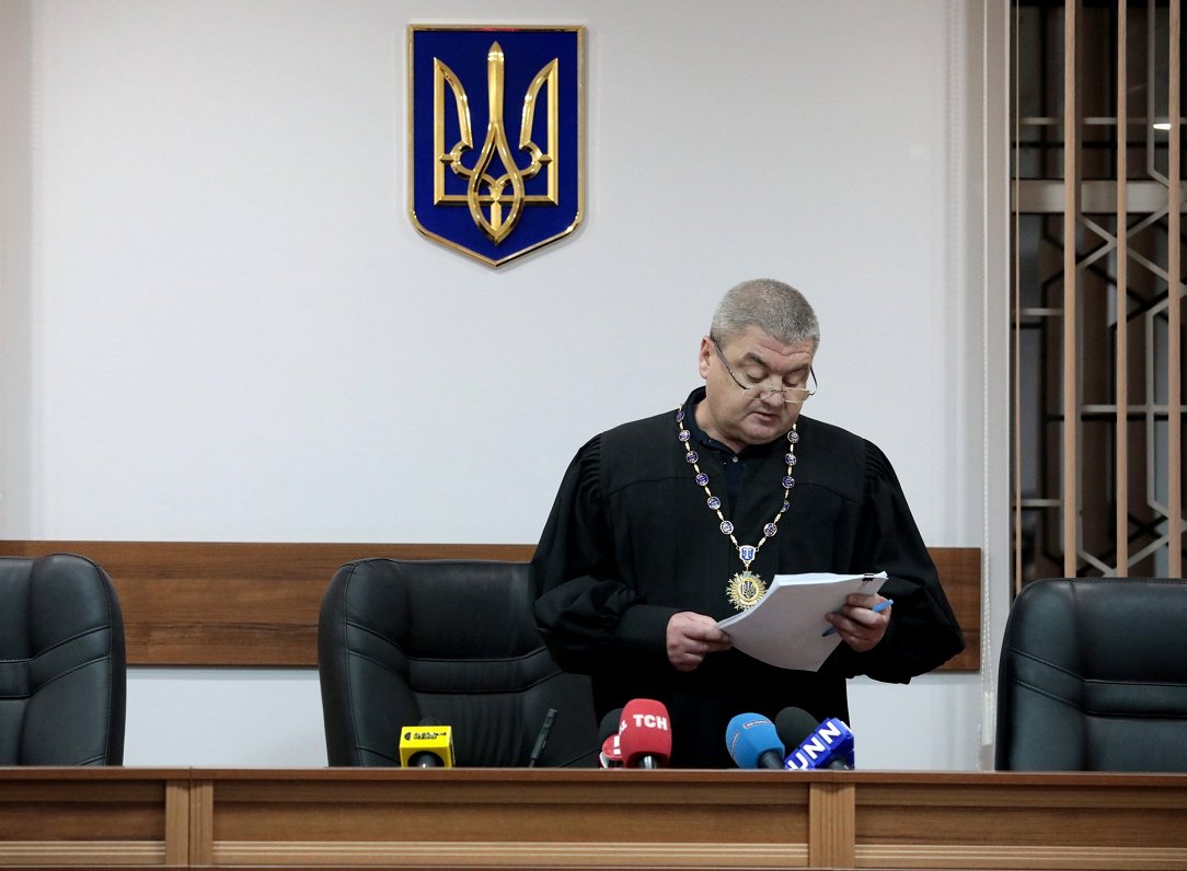 Ukrainā tiesnesis lasa spriedumu lietā par oligarha Ihora Kolomoiska aizturēšanu