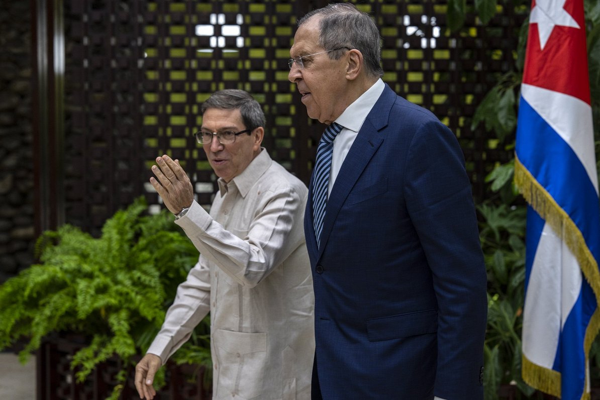 Kubas ārlietu ministrs Bruno Rodrigess un Krievijas ārlietu ministrs Sergejs Lavrovs