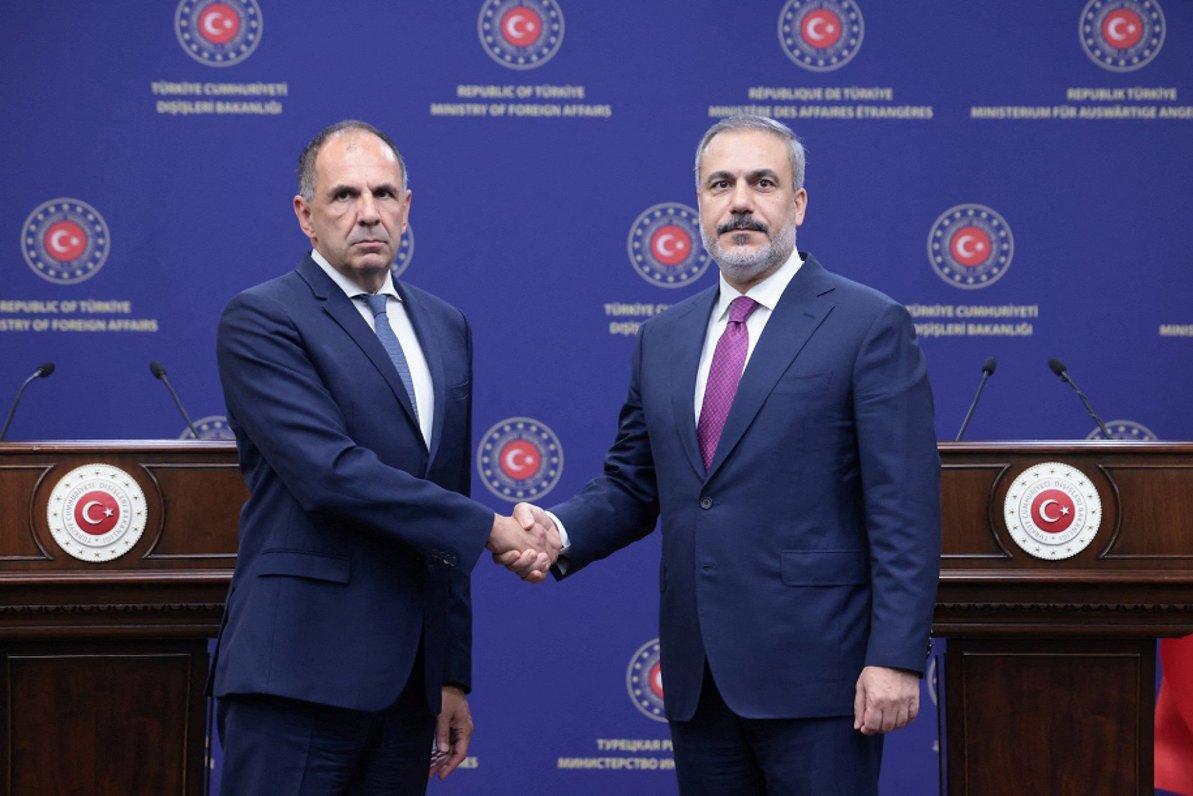 Grieķijas ārlietu ministrs Georgs Gerapetritis (no kreisās) sasveicinās ar savu Turcijas kolēģi Haka...