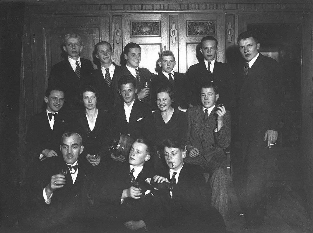 Cilvēku grupa saviesīgā pasākumā, 20. gadsimta 30. gadi.