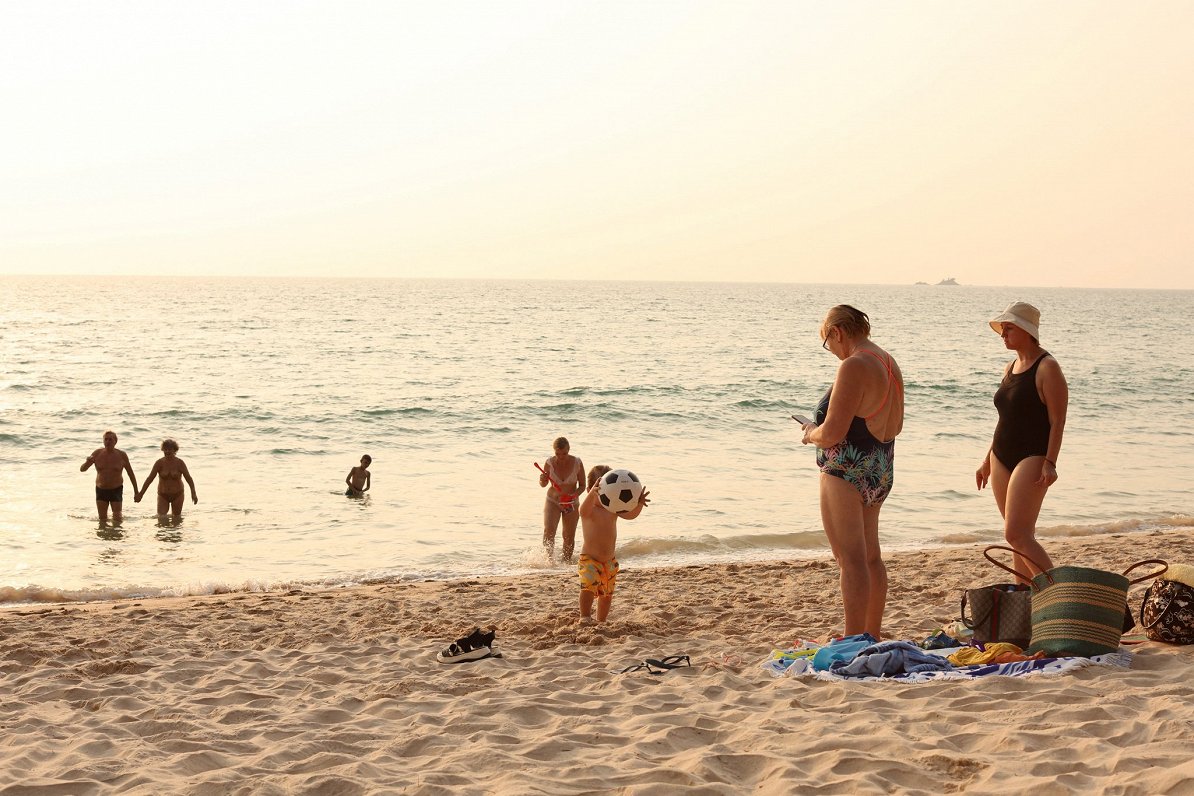 Ilustratīvs attēls: Tūristi atpūšas Puketas pludmalē, Taizemē