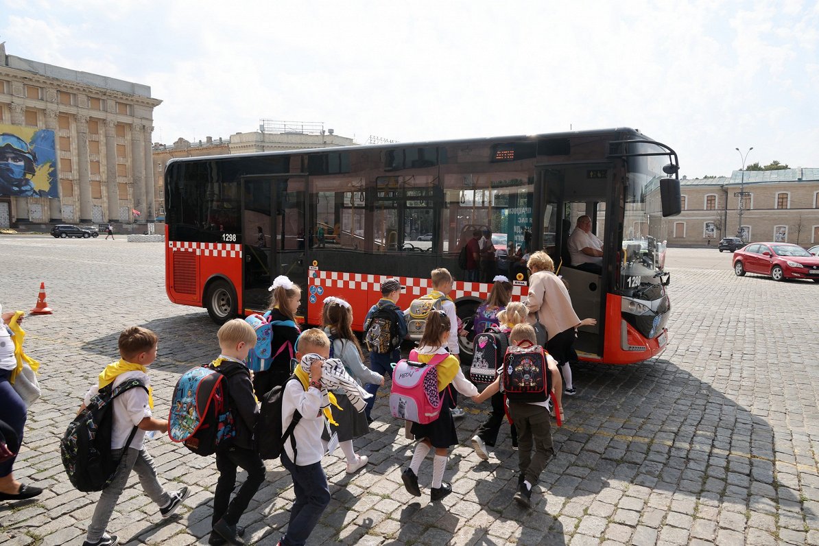 Ukraiņu bērni dodas uz īpaši norīkoto skolēnu autobusu
