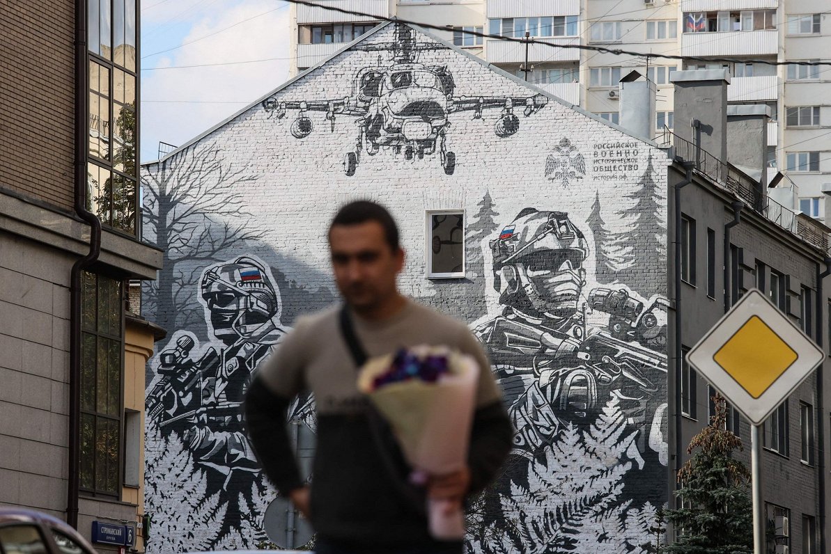 Militārs murālis uz ēkas fasādes Maskavā. Ilustratīvs foto