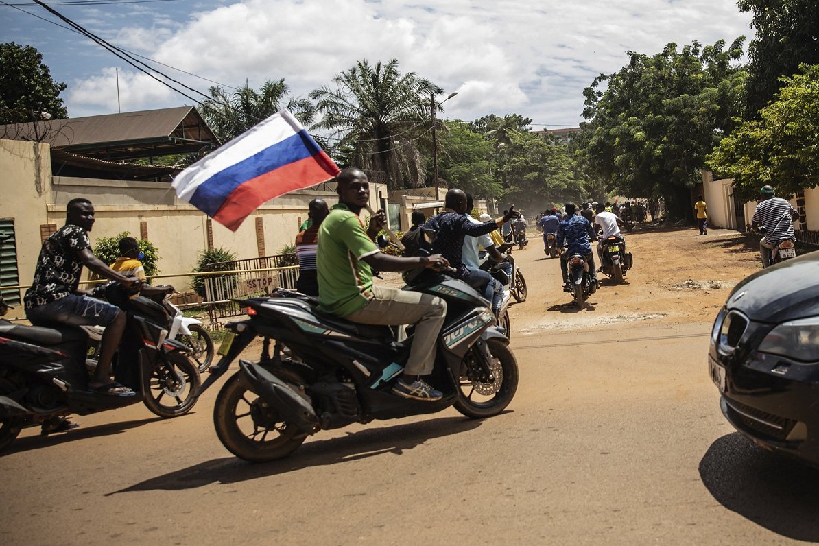 Ilustratīvs attēls: Clvēki ar Krievijas karogu Burkinafaso ielās
