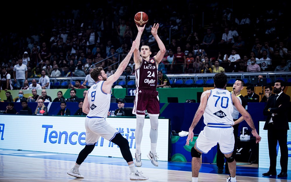 I giocatori di basket lettoni battono l’Italia, giocheranno contro la Lituania per il 5° posto ai Mondiali / Articolo