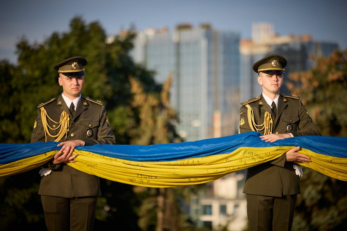Ilustratīvs attēls: Karavīri tur Ukrainas karogu